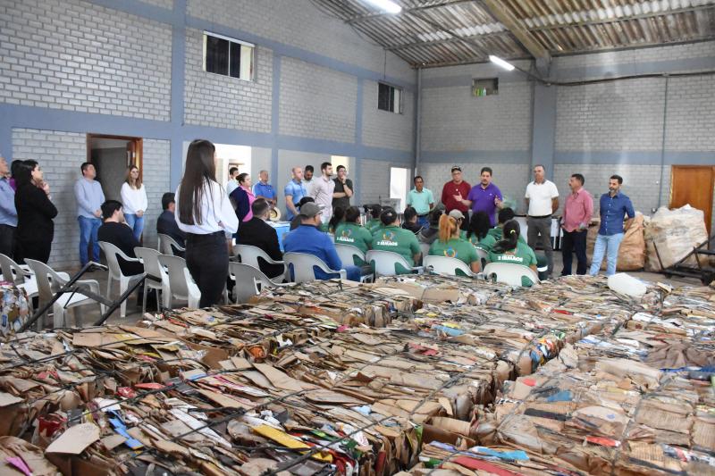 Câmara acompanha assinatura de Termo de Fomento para associação de Catadores de Recicláveis